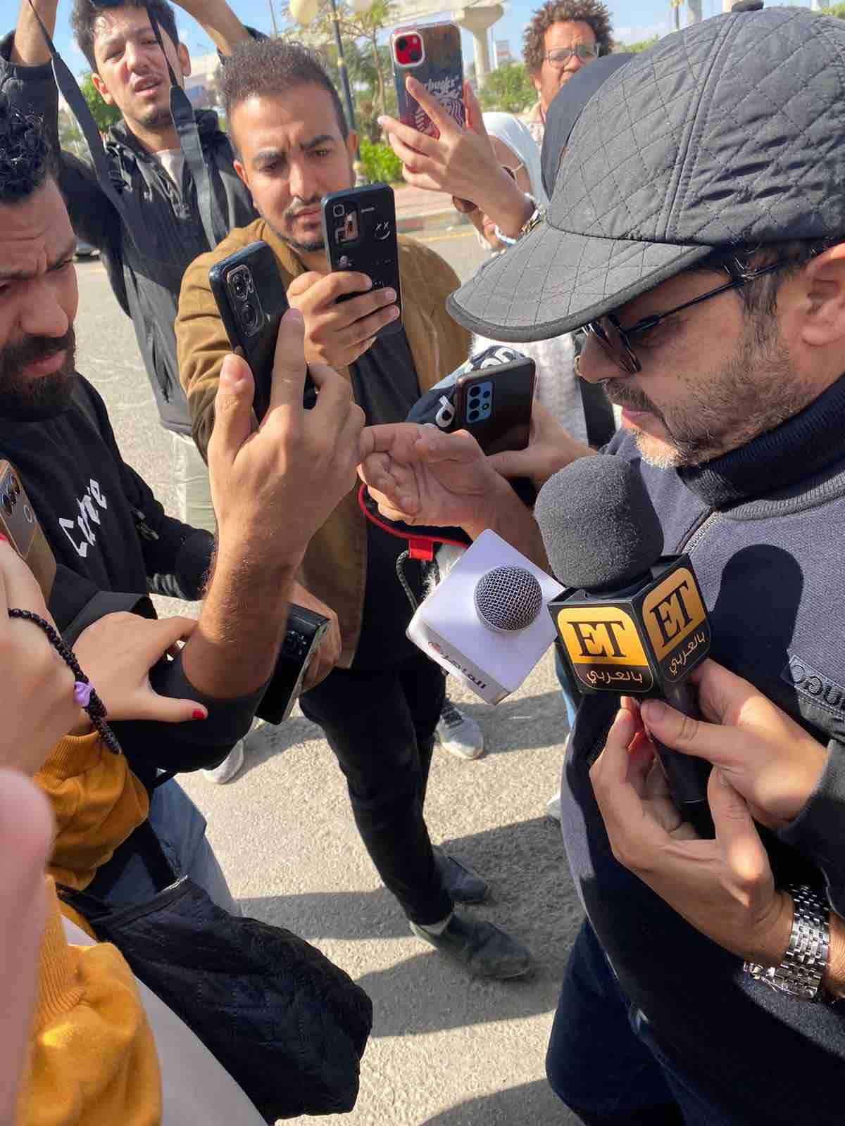 محمد هنيدي يصل لمسجد الشرطة لتشييع جثمان طارق عبدالعزيز