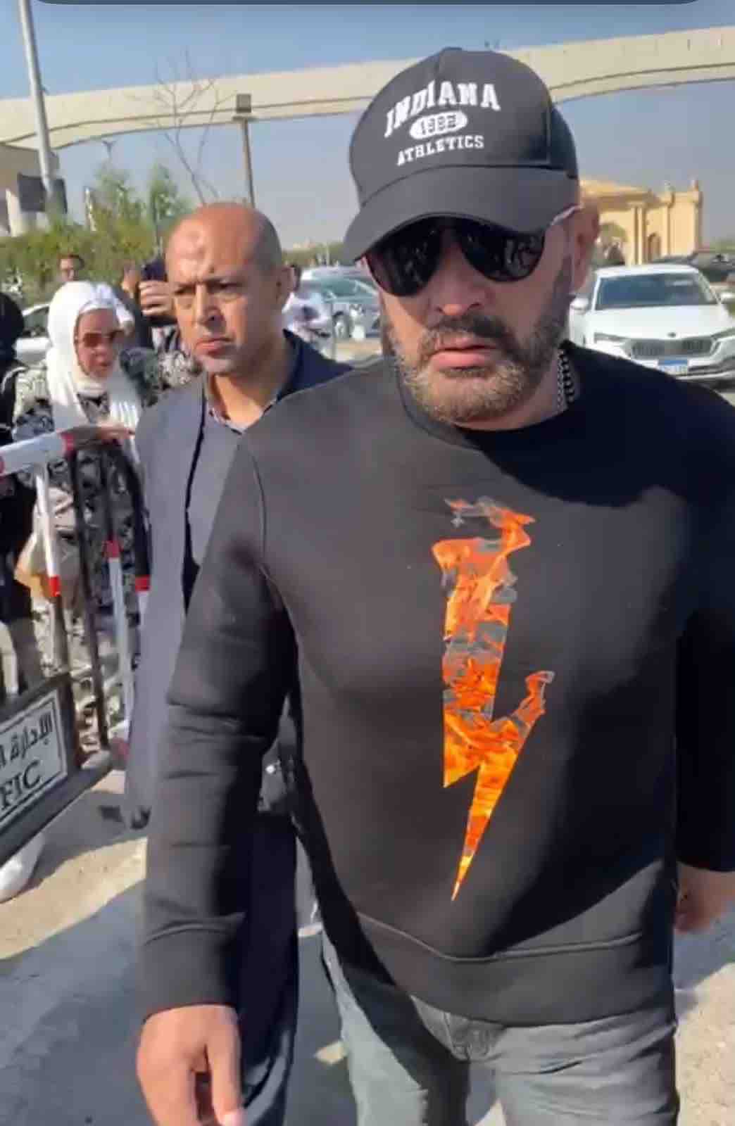 أحمد السقا يصل لمسجد الشرطة لتشييع جثمان اشرف عبد الغفور