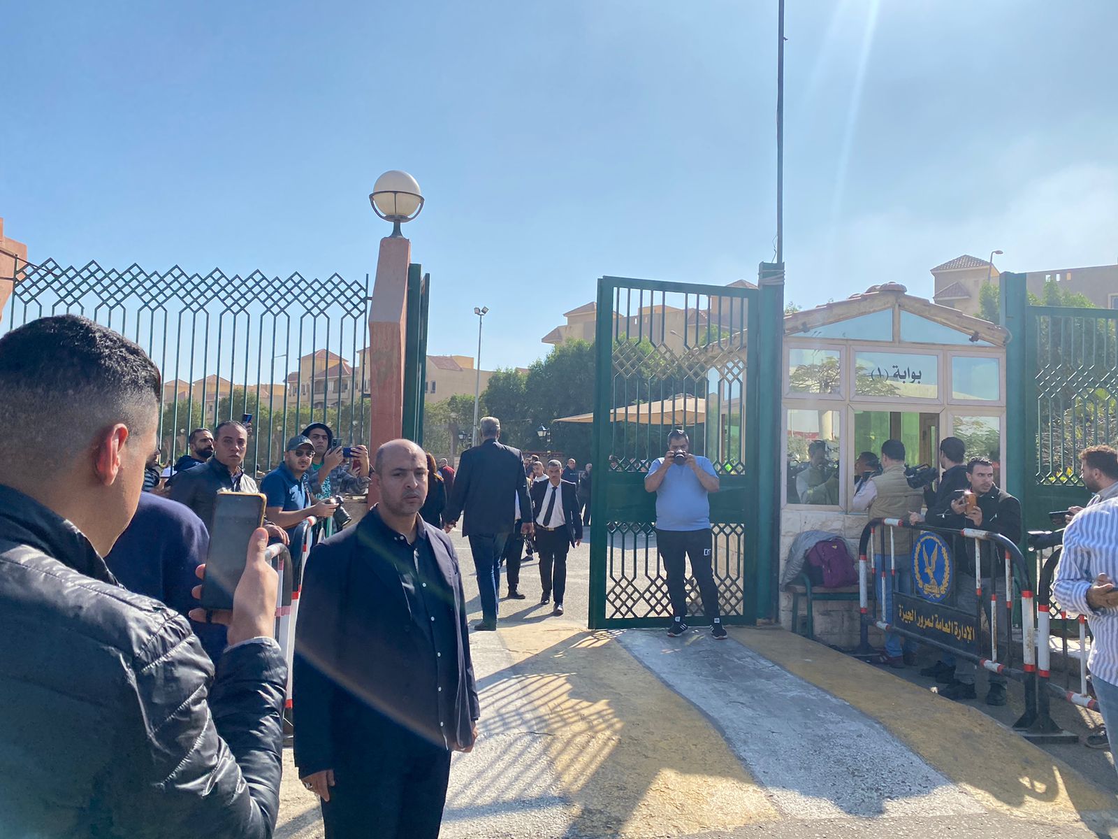 أحمد بدير يصل مسجد الشرطة بالشيخ زايد لصلاة الجنازة على اشرف عبد الغفور