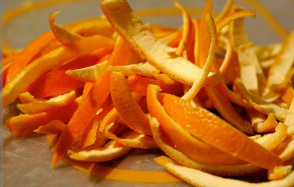 للبقع الداكنة.. قشور البرتقال لتغذية البشرة في الشتاء